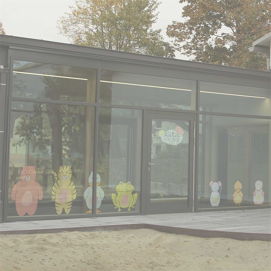 Glasfront der Kita Igling mit den Tierfiguren und dem Logo als Fensterbeklebung